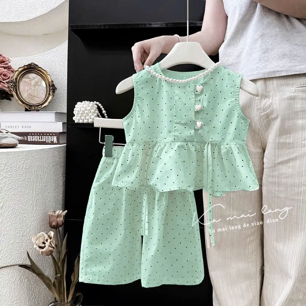 Bộ quần áo chấm bi quần xuông khuy tim bé gái