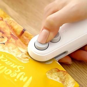 便利なミニバッグシーラー、カッターとマグネット付きの2 in 1バッグシーラー、プラスチックバッグやスナックバッグ用の家庭用ガジェット