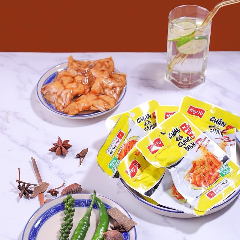 Combo 20 và 30 chân gà rút xương cung đình vàng của hãng heyyo 29g đậm vị thơm cay.
