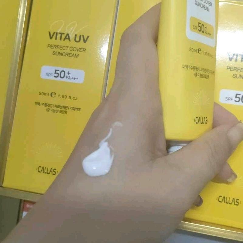 CALLAS KEM CHỐNG NẮNG VITA UV PERFECT COVER SUNCREAM. KIỀM DẦU TỐT. LÊN TONE SÁNG DA. CÓ THÀNH PHẦN DƯỠNG . CÓ THỂ DÙNG CHO MẶT VÀ BODY. KEM CHỐNG NẮNG GIÚP BẢO VỆ DA DƯớI TÁC ĐỘNG CỦA ÁNH SÁNG MẶT TRỜI ÁNH SÁNG CÓ CHỨA TIA UV