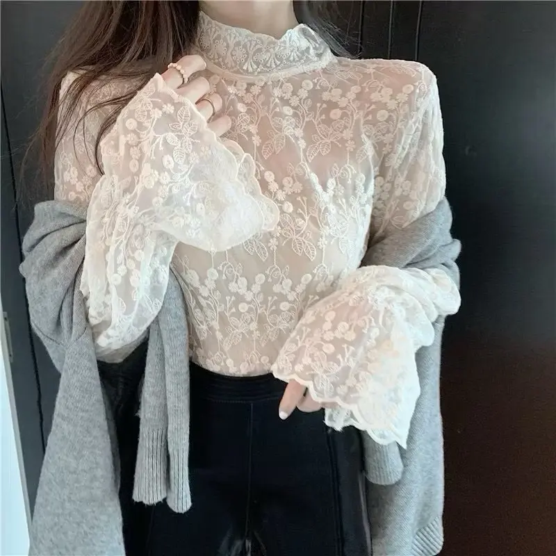 Áo ren xuyên thấu phối cùng áo len hoặc áo khoác dạ