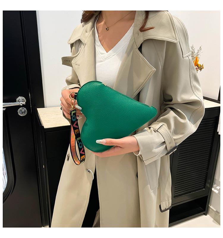 Product Introduction of Special-Interest Design Love 2024 Winter New Good-looking This Year's Popular Coin Purse Clutch Korean Women Bag Tide 18