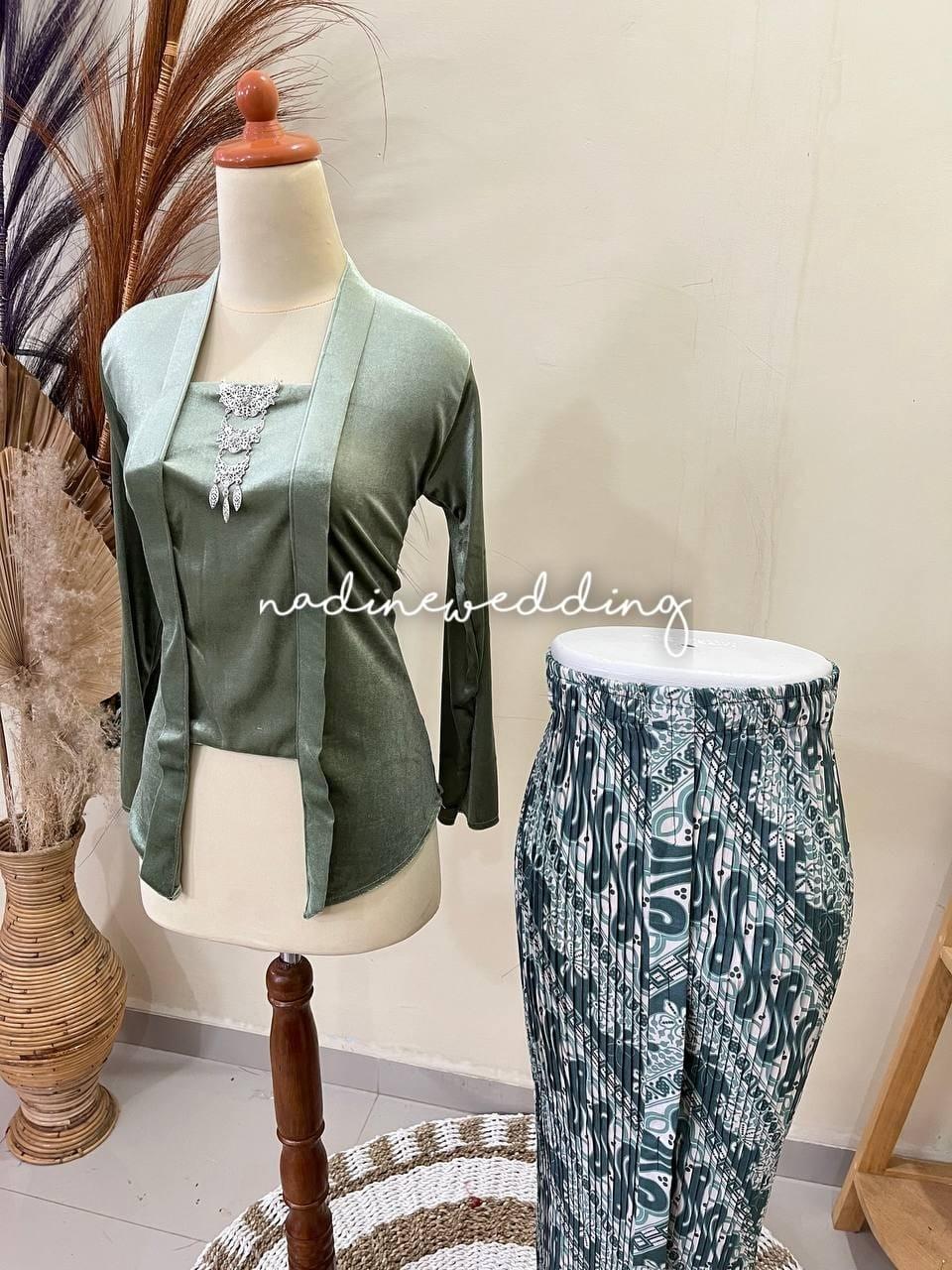 [1 Set, Hijau Sage] Kebaya Kutubaru + Rok Plisket / Motif Malika Hijau