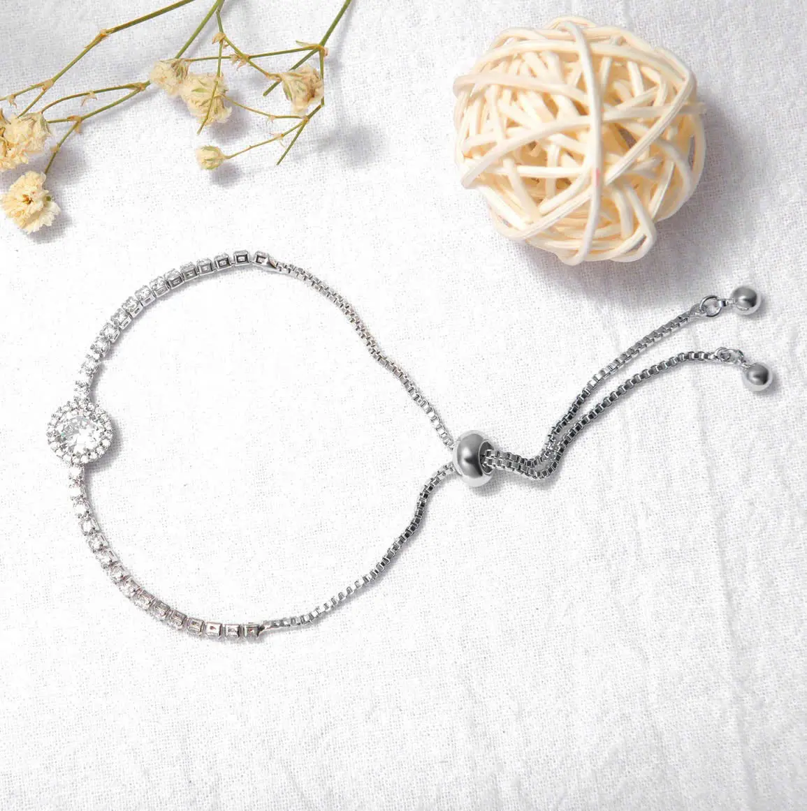 ROSA-R014 LẮC TAY THIẾT KẾ MẶT TRÒN SANG TRỌNG NHẸ NHÀNG CHO PHÁI NỮ