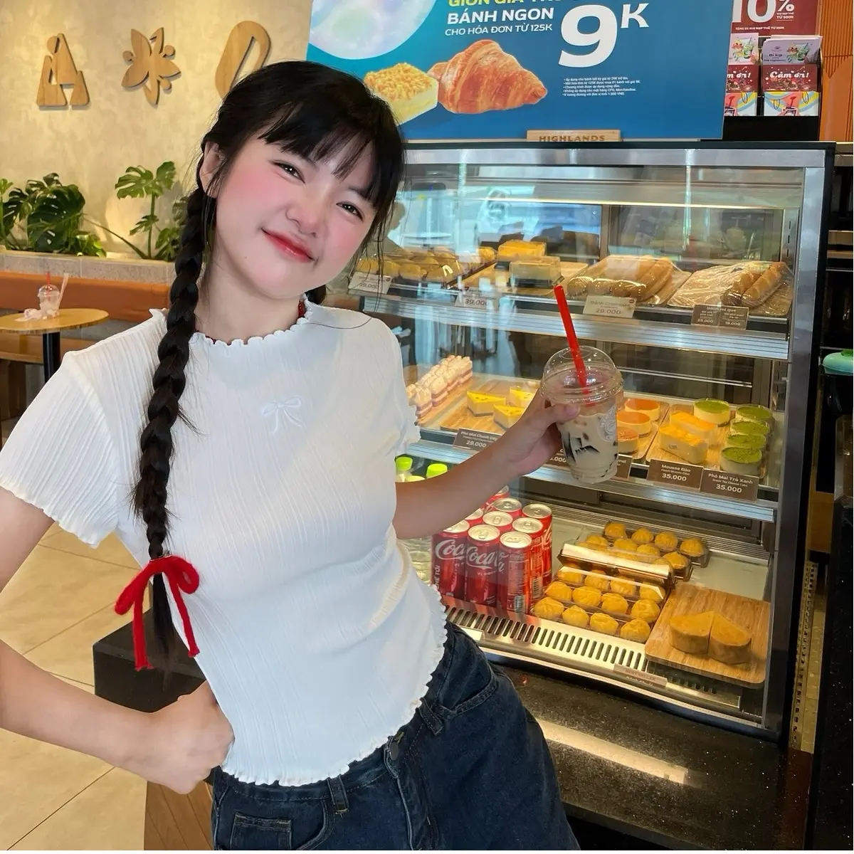 PEKO HELLO - Áo thun trắng thêu nơ Hee Top Nữ Cổ Tròn Women