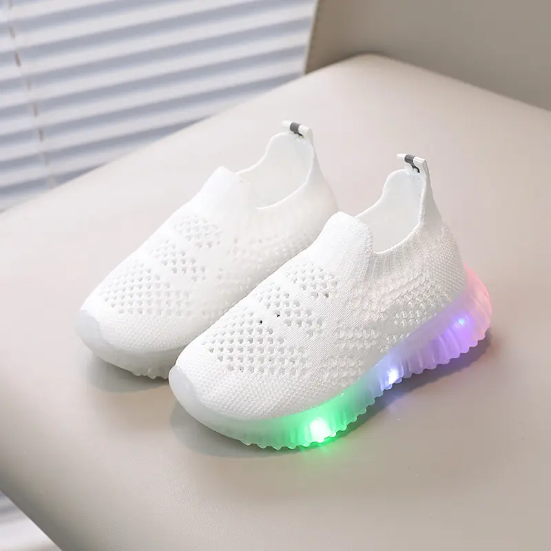 Anak-anak berusia 1-8 tahun slip pada lampu flash sneaker bernapas sepatu sepatu flyknit LED soft bottom non-slip 4