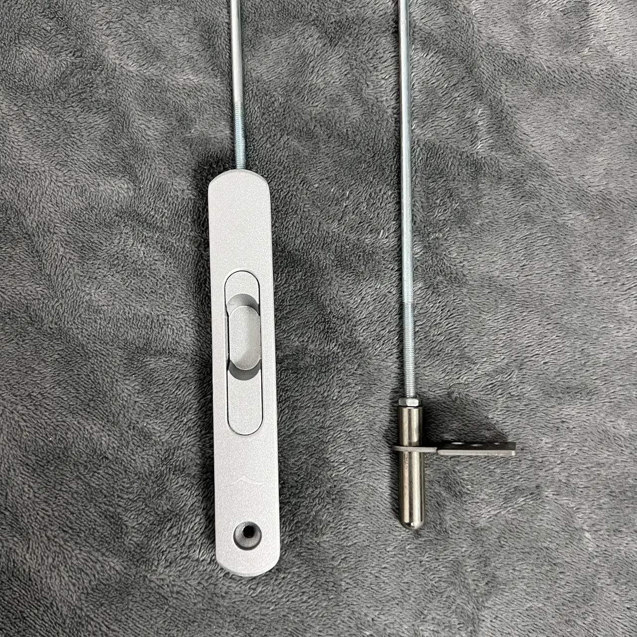 Chốt âm cánh phụ cửa nhôm thủy lực, cửa sắt hộp dài 90cm - Màu bạc và đen - Chất liệu nhôm - Dành cho cửa thủy lực và cửa sắt hộp