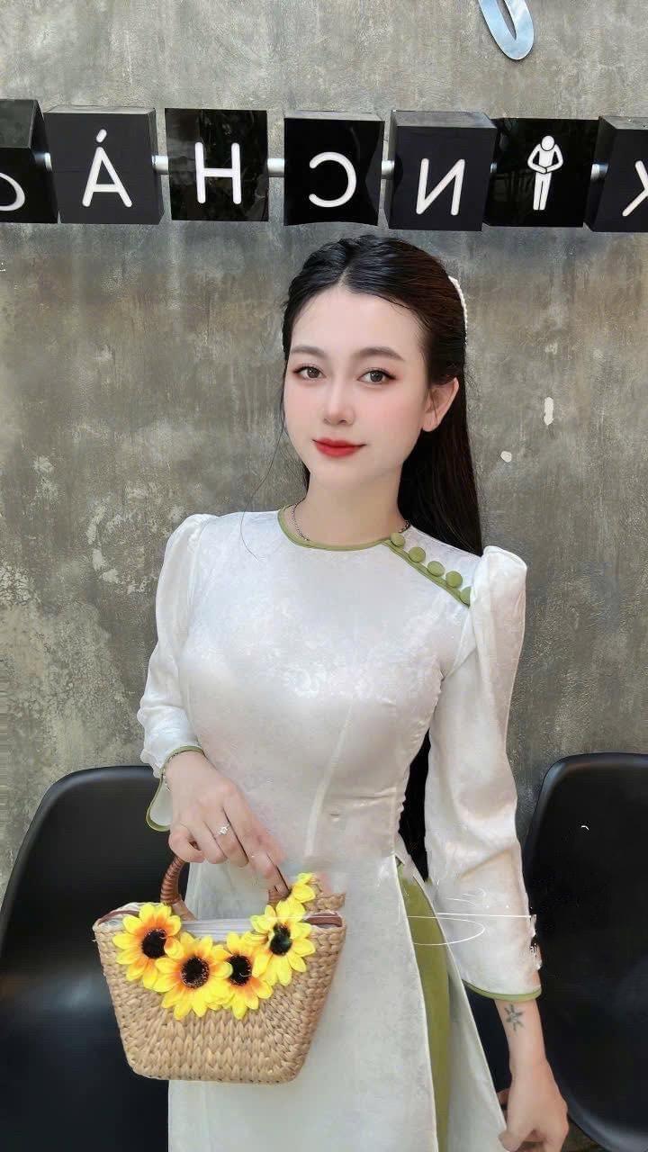 Product Introduction of Áo dài gấm lụa kim cương,phom dáng ôm,thiết kế cổ tròn ,tay bồng điệu đà,trẻ trung. Áo dài Hoài Thu Nữ Women trang phục truyền thống 3