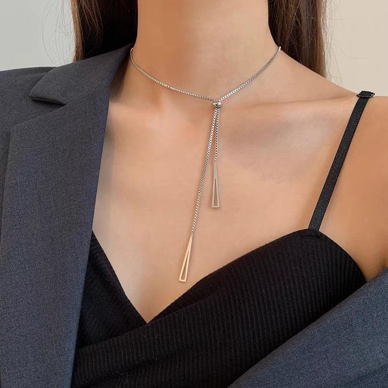 Product Introduction of Stylish Adjustable Necklace with Geometric Pendant Simple Fashionable Design Perfect for Everyday Wear and Special Occasions Quality Choker Chain Elegant Pull-Out Design Ideal Gift for Women 18