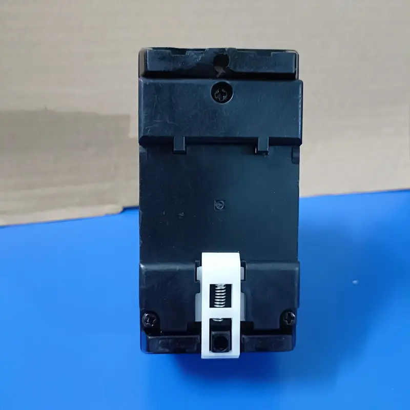 Aptomat, Cb bảo vệ điện giật, rò điện, quá tải điện 2 pha, 2 cực có chân cài lắp tủ công suất 40A dòng rò 30mA made in Japan ổ cắm đa năng thông minh 8