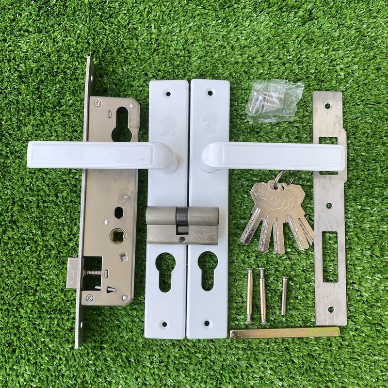  khoá tay gạt màu trắng jeely chính hãng  khoá thân nhỏ cho cửa nhôm hệ 700 nhôm cỏ  cửa sắt đố 3x6 . thân khoá nhỏ 8530-8525 . thích hợp cho cửa phòng cửa vách ngăn,cửa vệ sinh . 