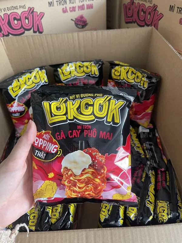 Thùng 24 Gói Mì trộn LÓKCÓK Xốt Topping Thật -Gà Cay Phô Mai Vị ngon đường phố (x100G) 3