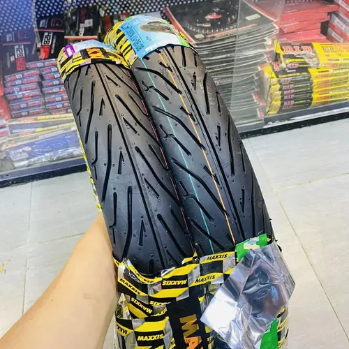 Cặp Vỏ Maxxis 6002 chữ vàng size 70 - 80/17 “ không ruột “ " xe số " bám đường