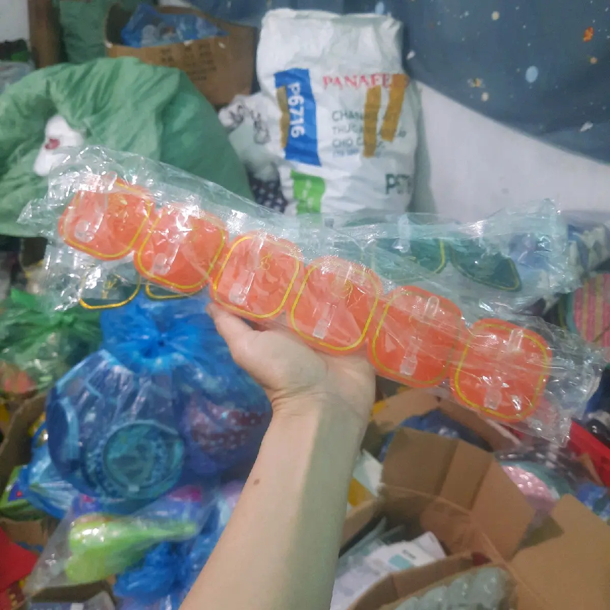 móc dán tường 6 cái,có thể tách lẻ từng cái ,dán chắc  chắn