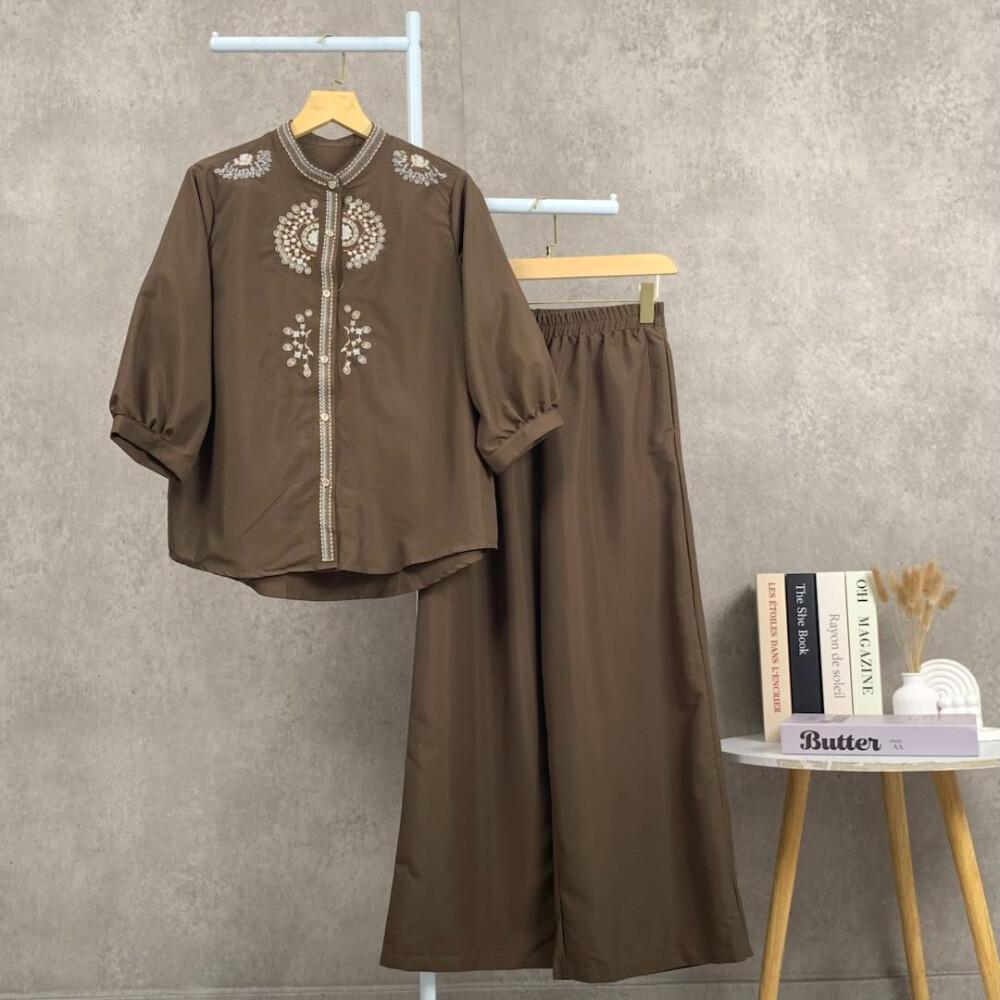 FADFAD Setelan dua potong atasan dan celana longgar dengan bordir.