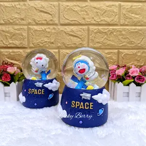 Snowball /Pajangan Bola Kaca Musik Box Space Planet Hello Kityy dan Doraemon XL (100) + Lampu Salju Otomatis Bergerak