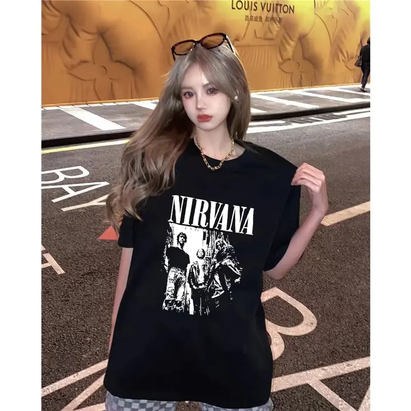【ONLY BLACK/WHITE】Cetakan band rock Amerika NIRVANA Kaos Pria Terbaru 2024|Kaos Cotton Combed 30s|Kaos Cowok Distro Original 100%|Baju Oversize Pria|Kaos Pria Premium Tebal| Kaos Lengan Pendek Pria|Baju Kaos Oversize Couple |Kaos Oversize Pria Kaos Hitam 2