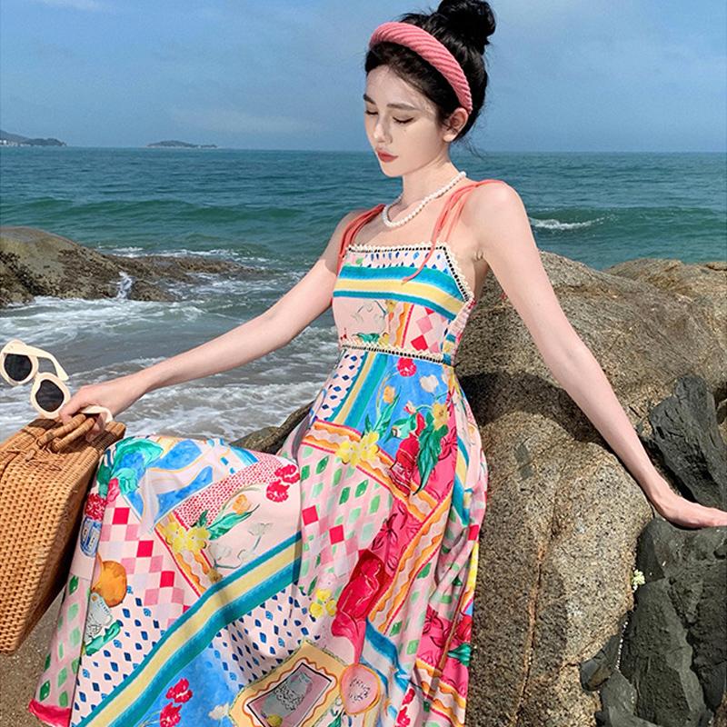 Gaun Wanita Tanpa Lengan Berpinggang Tinggi dengan Motif Warna-warni, Hem Lebar, dan Tali Bahu Gaun Wanita Tanpa Lengan Berpinggang Tinggi dengan Motif Warna-warni, Hem Lebar, dan Tali Bahu