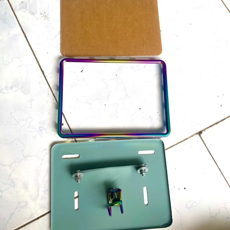 Khung biển số 7 màu tặng móc treo 7 màu 3