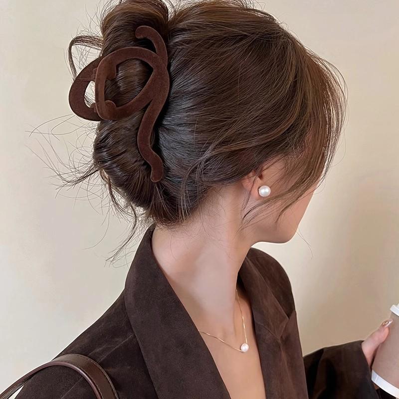 Product Introduction of Matte High-End Large Hair Claw Clip for Women, Back of Head Velvet Line Shark Clip Design, Autumn Winter Hair Accessory Hairpin 6
