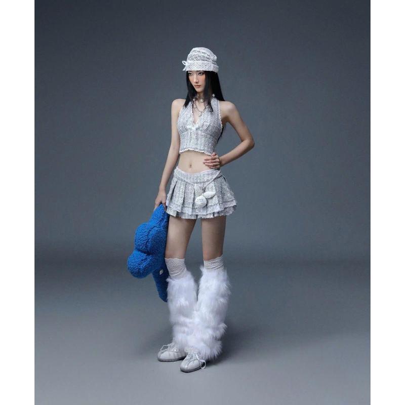 SODOPE CLUB - Áo cổ yếm caro trắng và chân váy xếp li caro trắng