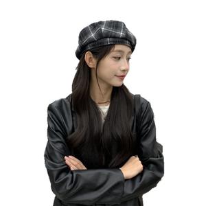 หมวกเบเร่ต์ลายตารางย้อนยุคสำหรับผู้หญิง ฤดูใบไม้ร่วงฤดูหนาว หมวกสบายๆ ที่ช่วยให้ใบหน้าดูเพรียวบาง สไตล์ใหม่ หรูหราเบา