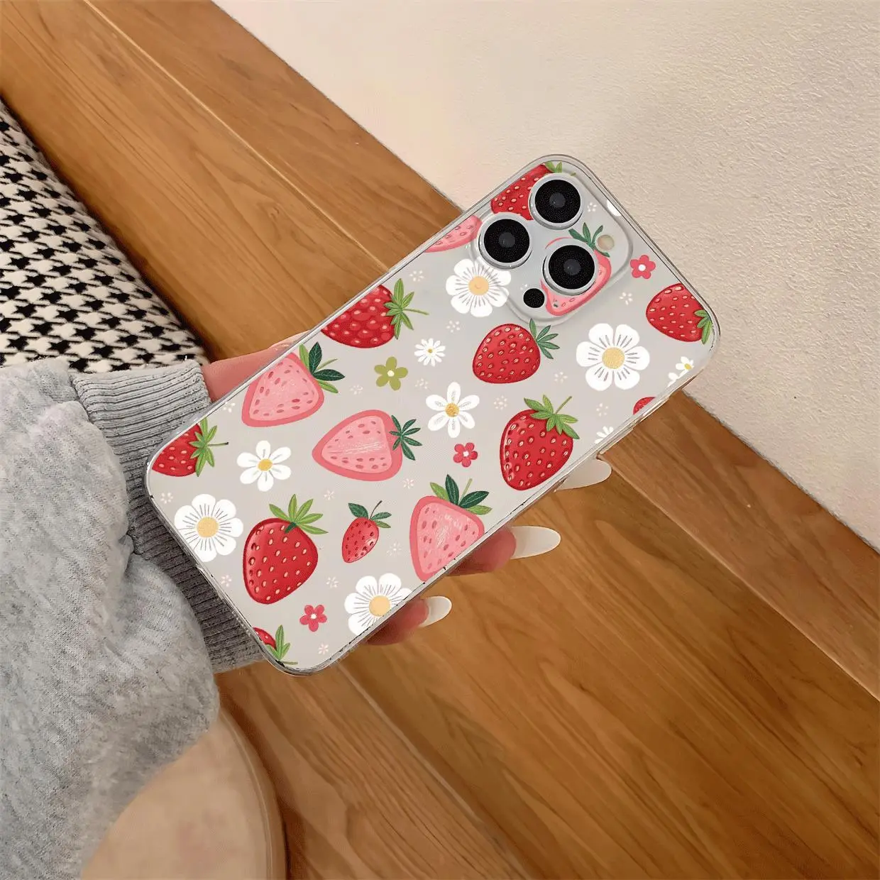 Strawberry Pattern Phone Case, Decorative Phone Protector Cover, Phone Accessories Compatible with iPhone 16 Pro Max 15 14 13 12 11 Pro Max Plus X XR XS Max 7 8 Plus Mini, Casing