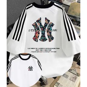 Atasan lengan pendek bermotif huruf serbaguna untuk sepanjang musim, kaos tiga garis putih bergaya retro Amerika yang trendi untuk pria dan wanita, gaya baru.