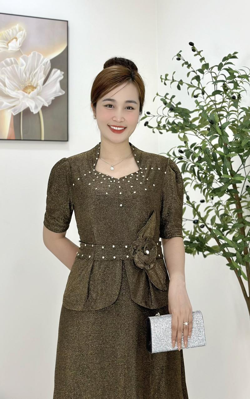 Product Introduction of Đầm Trung Niên M671 Vải Nhủ Co Giãn Mát Mịn Kết Hoa Đính Đá Cho Mẹ Đi Chơi Dự Tiệc Từ 48-75kg Ôm Gọn Thanh Lịch Nữ Women Dress 6