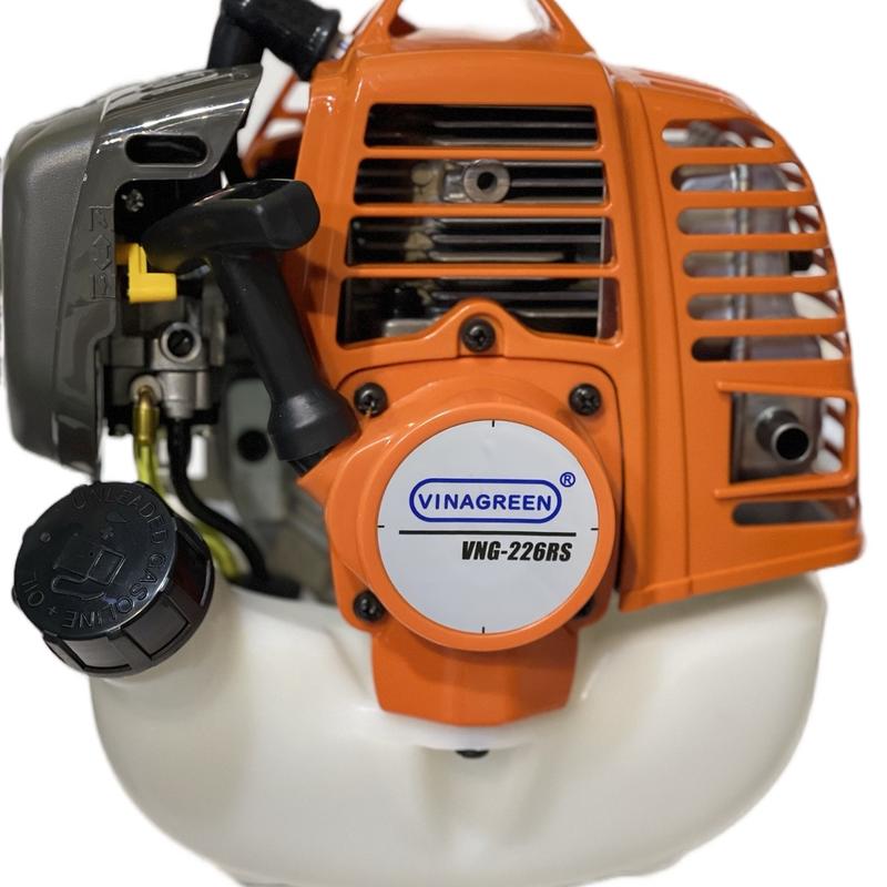 Máy cắt cỏ VINAGREEN 226. Máy cắt cỏ được sản xuất trên dây truyền công nghệ nhật bản, dung tích silanh 25,4cc. Pitong 34mm, cho tốc độ tối đa 11.500V /phut. Chế hoà khí tự động, tiết kiệm nhiên liệu. Chân đế thép bảo vệ cho bình chứa nhiên liệu.đồng bộ 0