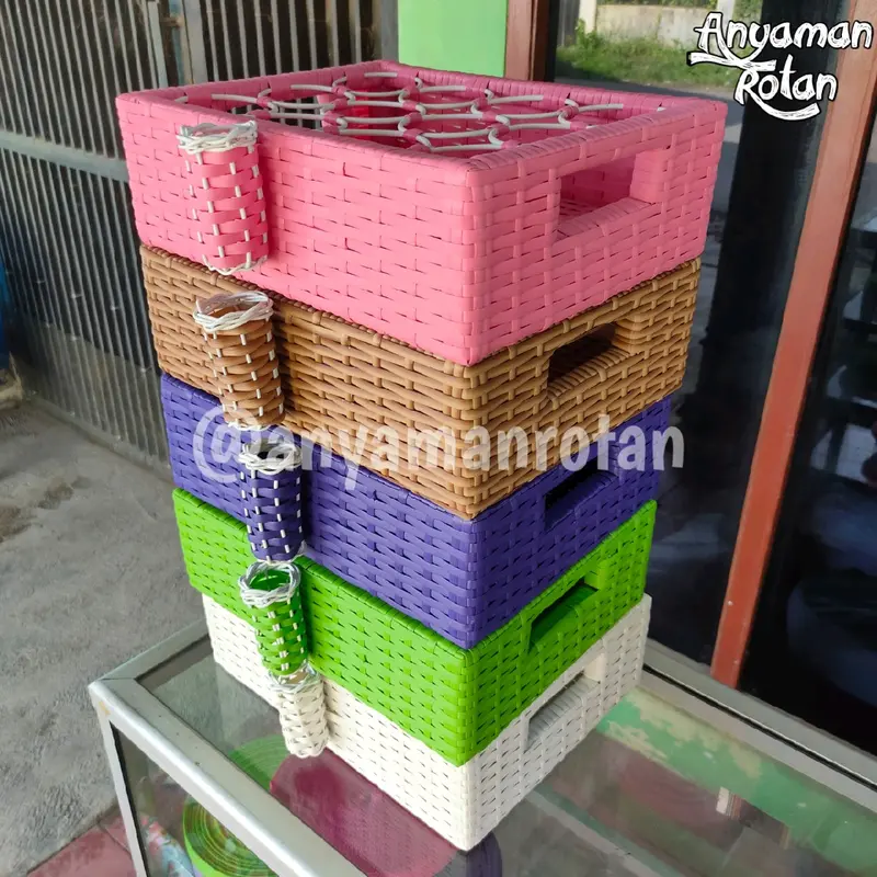 Tempat Aqua Gelas Rotan Sintetis Isi 12 dengan Handle dan Tempat Sedotan 2