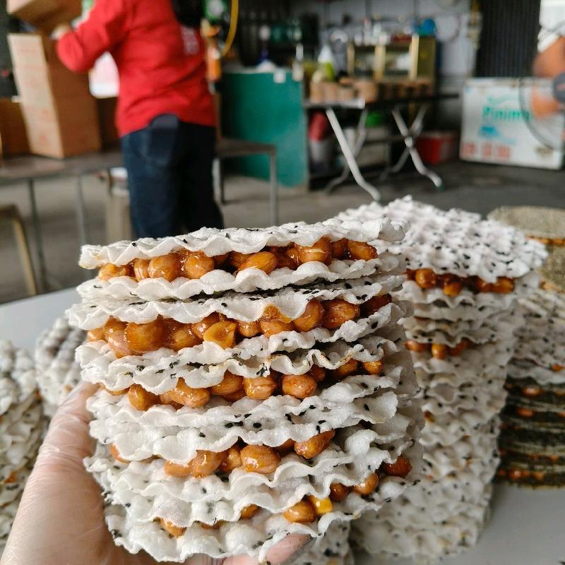COM BO 2 HỘP KẸO CUDO (1hop truyền thống và 1 hộp đặc biệt mè đen). nặng hơn 1400g(cả hộp),(2 hộp 10 miếng,tặng 1 miếng)  ,Ăn Vặt Snack 7