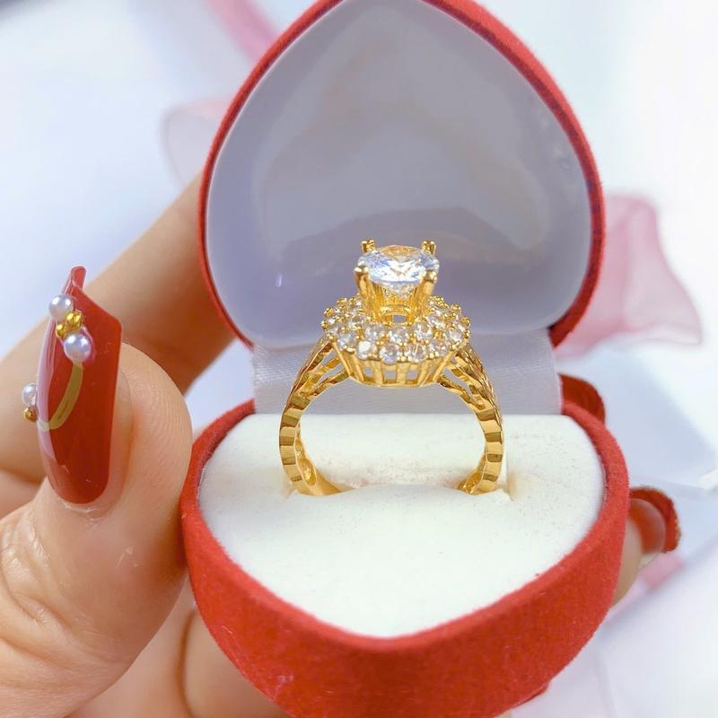  Nhẫn nữ kim tiền nụ hoa cao cấp có đính đá mặt tròn ,có  viền đá nhỏ xung quanh mạ vàng 18k cao cấp. Titan chiếc 