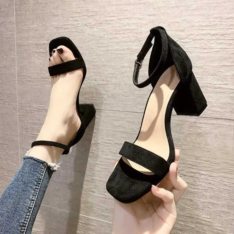 (có sẵn)Giày sandal cao gót big size nữ 40 41 42 43 quai ngang thời trang màu đen gót vuông mũi vuông cao 7 phân DéP Shoes 0