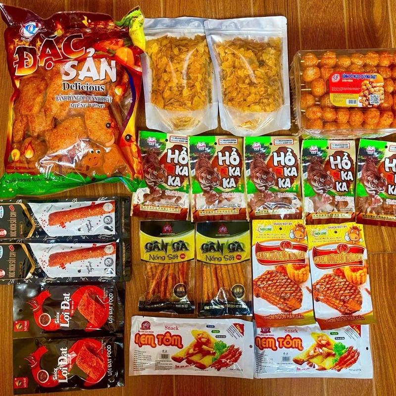 [2]COMBO 3 món ĂN VẶT CỔNG TRƯỜNG gồm 2 túi Snack Khoai tây vỡ , 1 hộp quẩy xiên vừng, 1 gói quẩy bò đặc sản kèm thêm 5  hổ kaka, 2 snack sườn bò tươi, 2 mỳ dẻo cay, 2 gân gà, 2 nem tôm. 2 xúc xích sốt cay ĂN VẶT CÙNG CHANN Thức Ăn Food Kem Candy Cake Sen