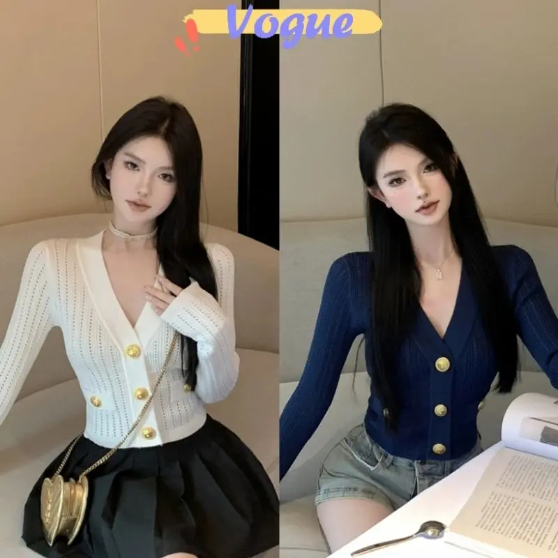 Áo len dài tay, cổ chữ V, nút vàng ở giữa, rất thanh lịch, kết cấu mềm mại, có thể co giãn rất nhiều.