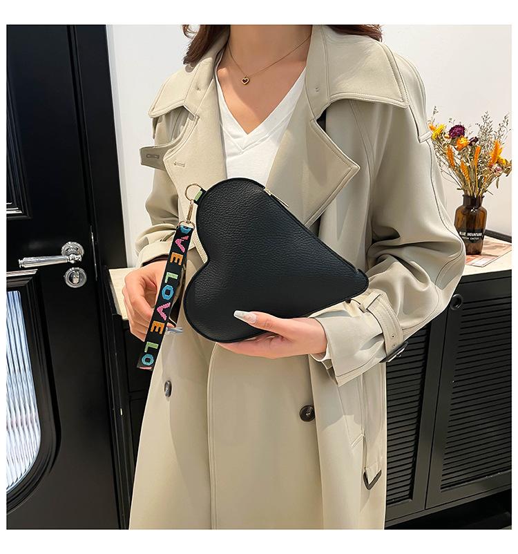 Product Introduction of Special-Interest Design Love 2024 Winter New Good-looking This Year's Popular Coin Purse Clutch Korean Women Bag Tide 14