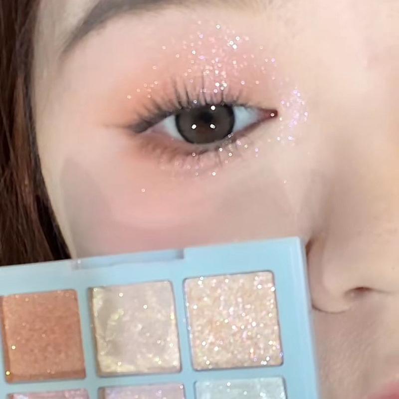 Product Introduction of Phấn Mắt Giáng Sinh, Phát Sáng Ngọc Trai Mới Sáng Bóng, Kim Sa ánh, Đá Và Tuyết, Chín Màu, 30 Ngày Bán Chạy, Thích Hợp Cho Học Sinh, Người Nổi Tiếng Trên Internet, Pha Lê Sáng Bóng Ins, 3460 Miếng 2