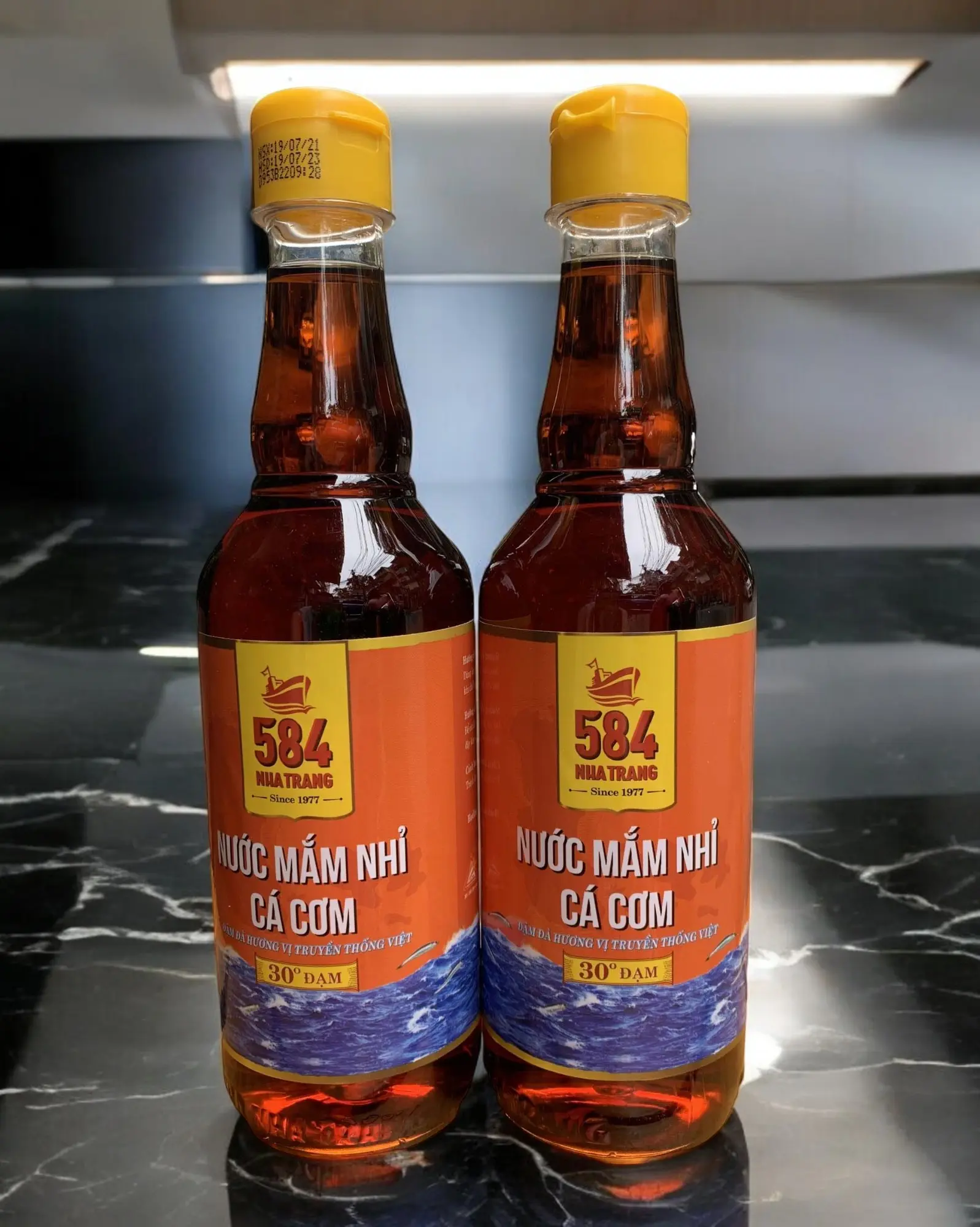 Nước mắm 584 Nha Trang 30 độ đạm chai nhựa và chai thủy tinh (6 chai 500ml/thùng) hậu vị sâu, vị dịu rất dễ ăn