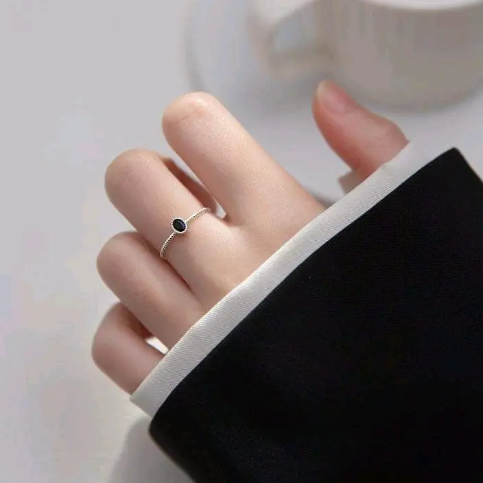 Nhẫn nữ ổ đá đen nhiều size, nhẫn bac nữ đá đen thân xoắn mảnh