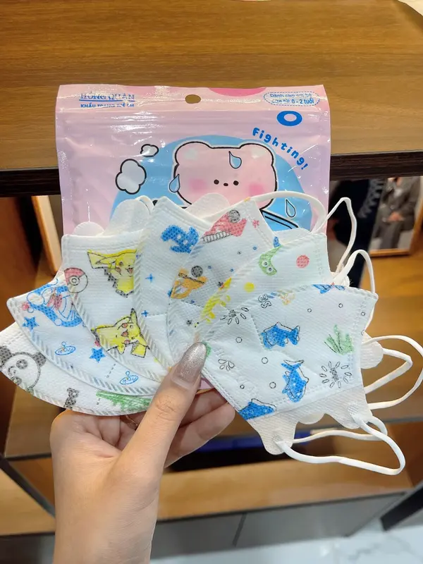 (size sơ sinh 0-2tuoi, dưới 11kg) Thùng 100 cái khẩu trang 5D cho bé 0-2 tuổi, nên dùng cho các bé từ sơ sinh đến 12 kí, khẩu trang Hồng Quân mix họa tiết đáng yêu 3