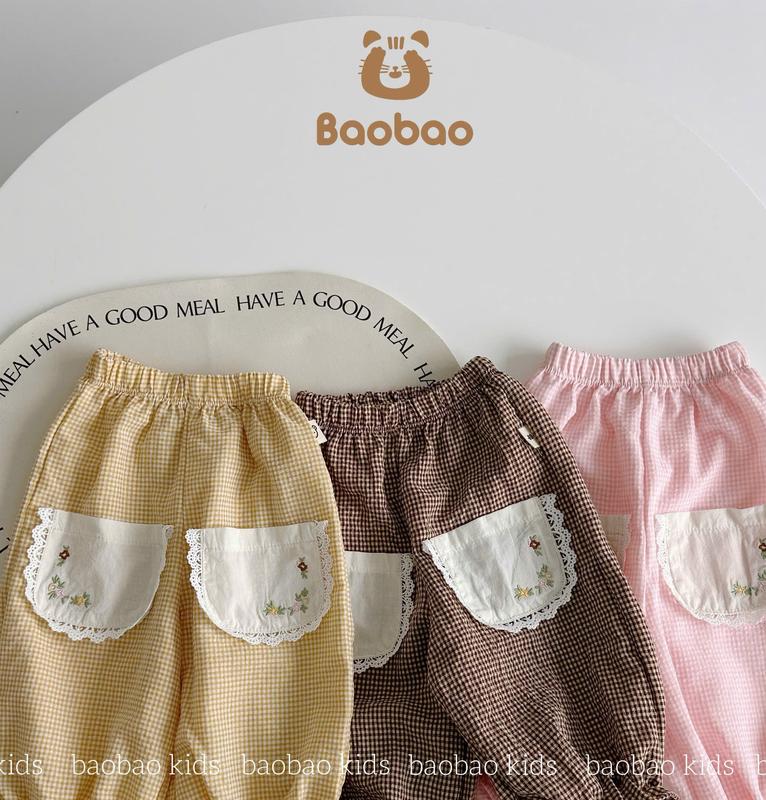   BAOBAO- hàng sẵn  QUẦN BAGGY KẺ CARO PHỐI TÚI VIỀN REN THÊU HOA XINH XẮN CHO BÉ GÁI - MZ9036 