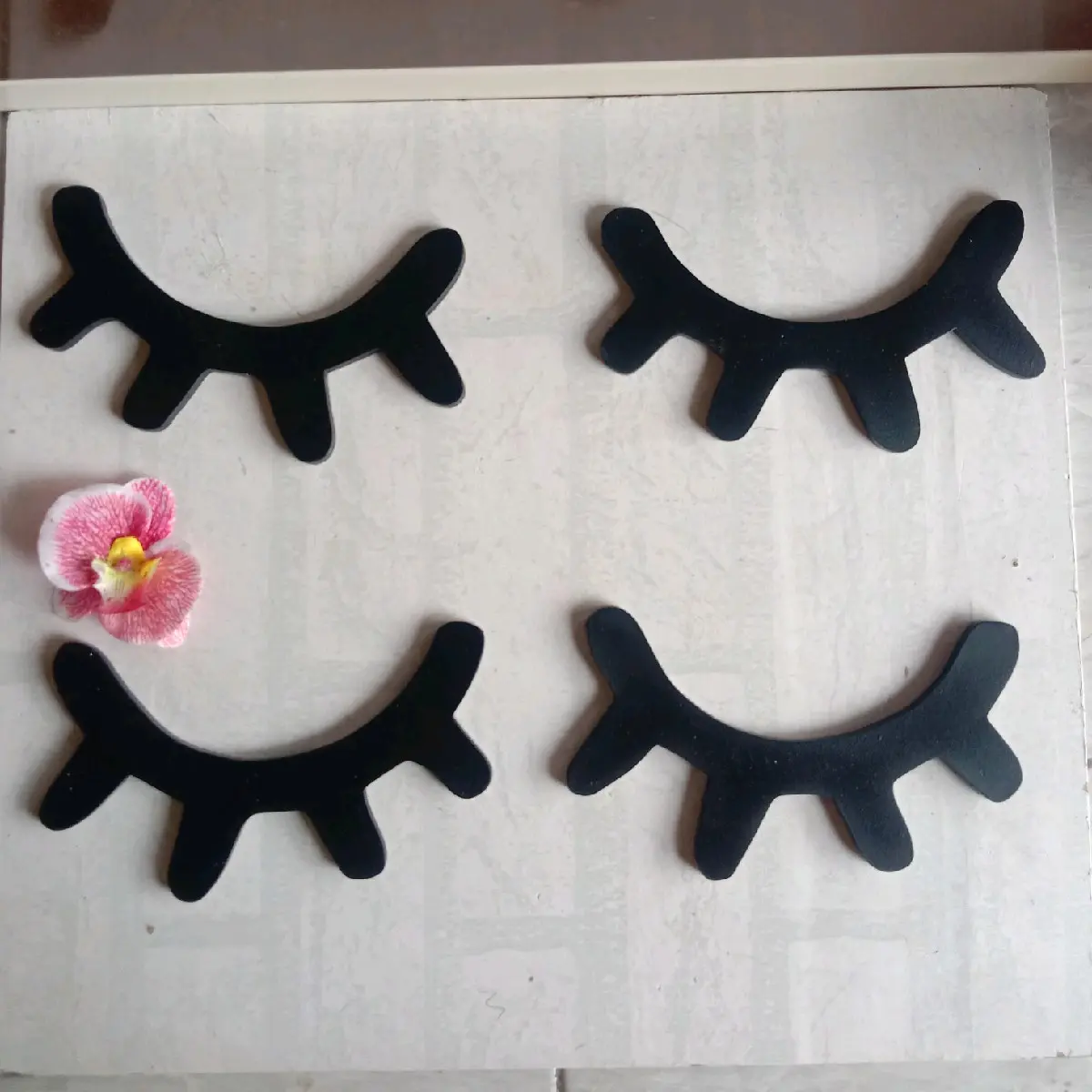 Hiasan Dinding Sleep eyes ukuran 24 cm sepasang (Sedang)