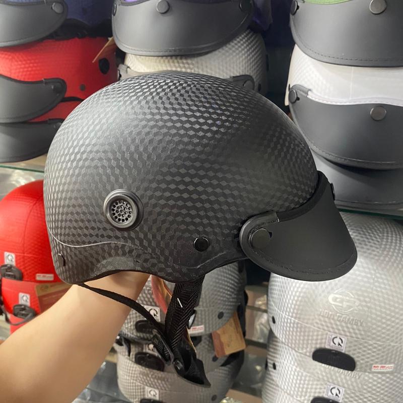 Mũ bảo hiểm : nón cam ry Chính hãng và có nút thông gió thoáng mát cho người lớn .