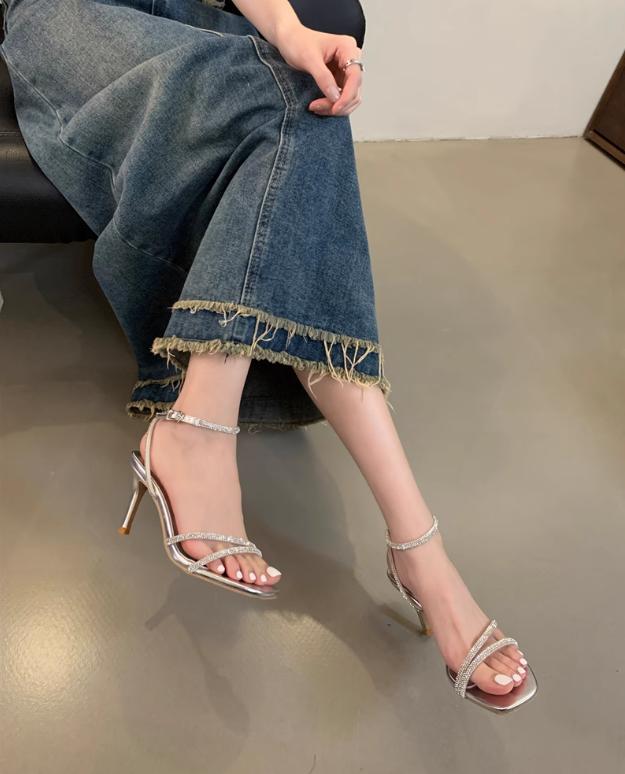 Giày Cao Gót quai đá sang chảnh 2 maù đen và bạc cao 7-9 phân mã 055 nhà sam