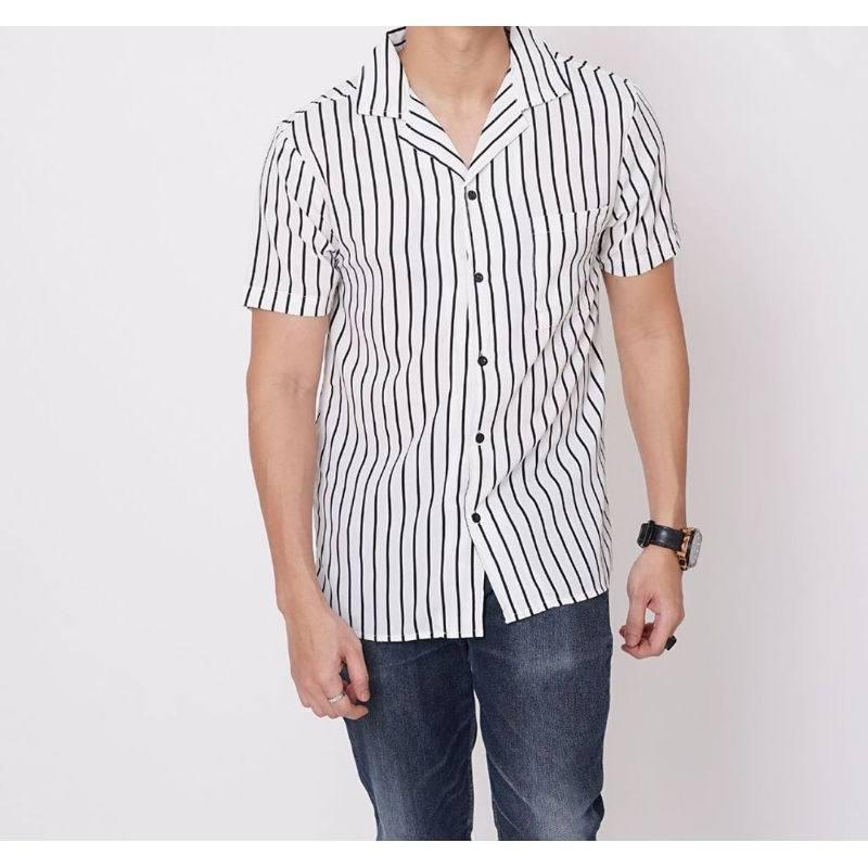 Kemeja Pria Salur Lengan Pendek Kemeja Strip Cowok Motif Setrip Kemeja Cowok Terbaru Santai Setrip V-Neck Slim-fitting Setrip Hem Kerah Panjang Hitam 1