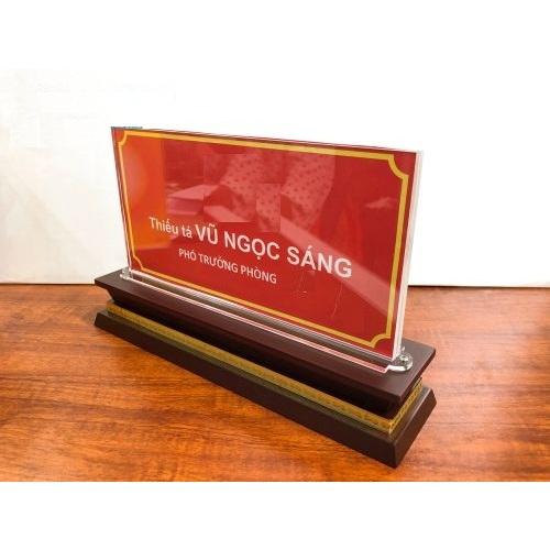 Biển chức danh mica đế gỗ - Bảng tên chức danh để bàn - Kệ đế gỗ, thân mica KT 12x24cm có ốc (không ốc) 2
