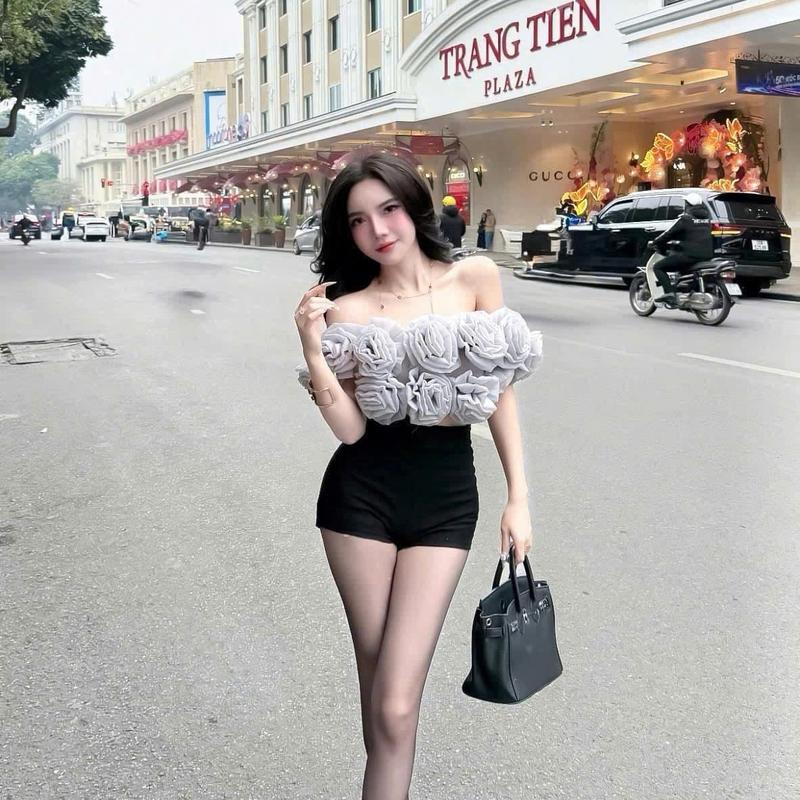 Áo croptop bẹt vai đính nhiều bông có mod ngực 8