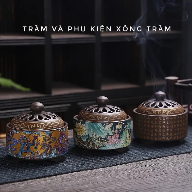 Lư xông trầm bằng gốm sứ cao cấp tráng men, hoa văn tinh tế sắc nét, size to. Dùng để xông các loại trầm như trầm nụ trầm khoanh, bột trầm, trầm không tăm( QUÀ TRI ÂN: Miếng trầm bỏ ví bình an + giá đỡ nhang khoanh bằng ) Dầu Thơm Phòng Nước Hoa