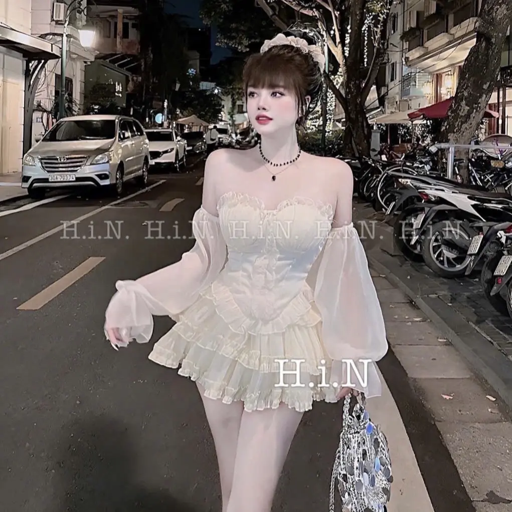 Set áo tơ cúp ngực trễ vai dài tay phối chân váy ngắn xoè tầng